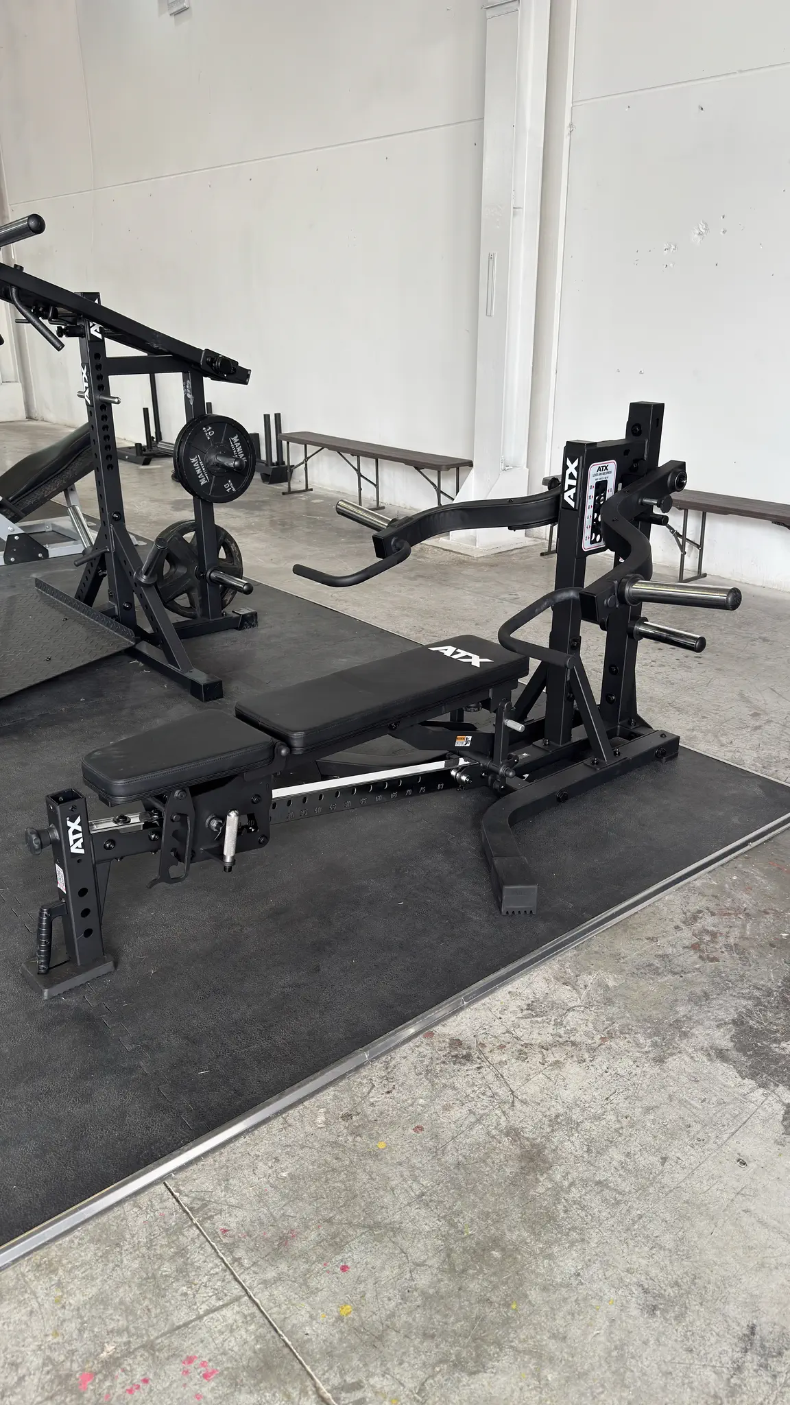 Banco ATX y rack de discos en el gimnasio Bollodromo Tarragona