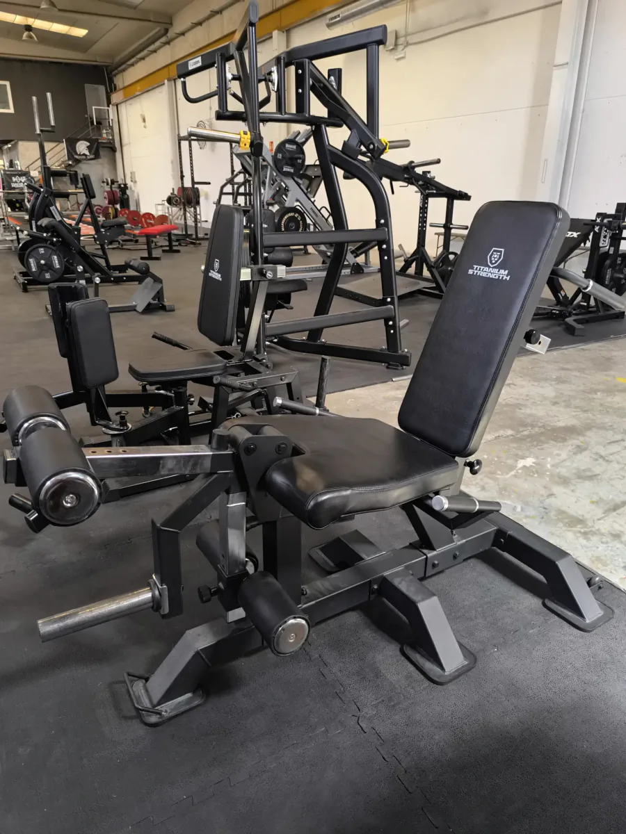 Banco femoral Titanium Strength en el gimnasio Bollodromo, Tarragona