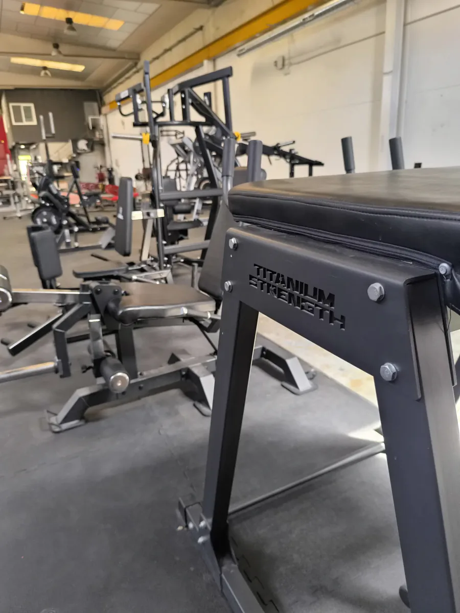 Detalle del banco Titanium Strength en el gimnasio Bollodromo, Tarragona