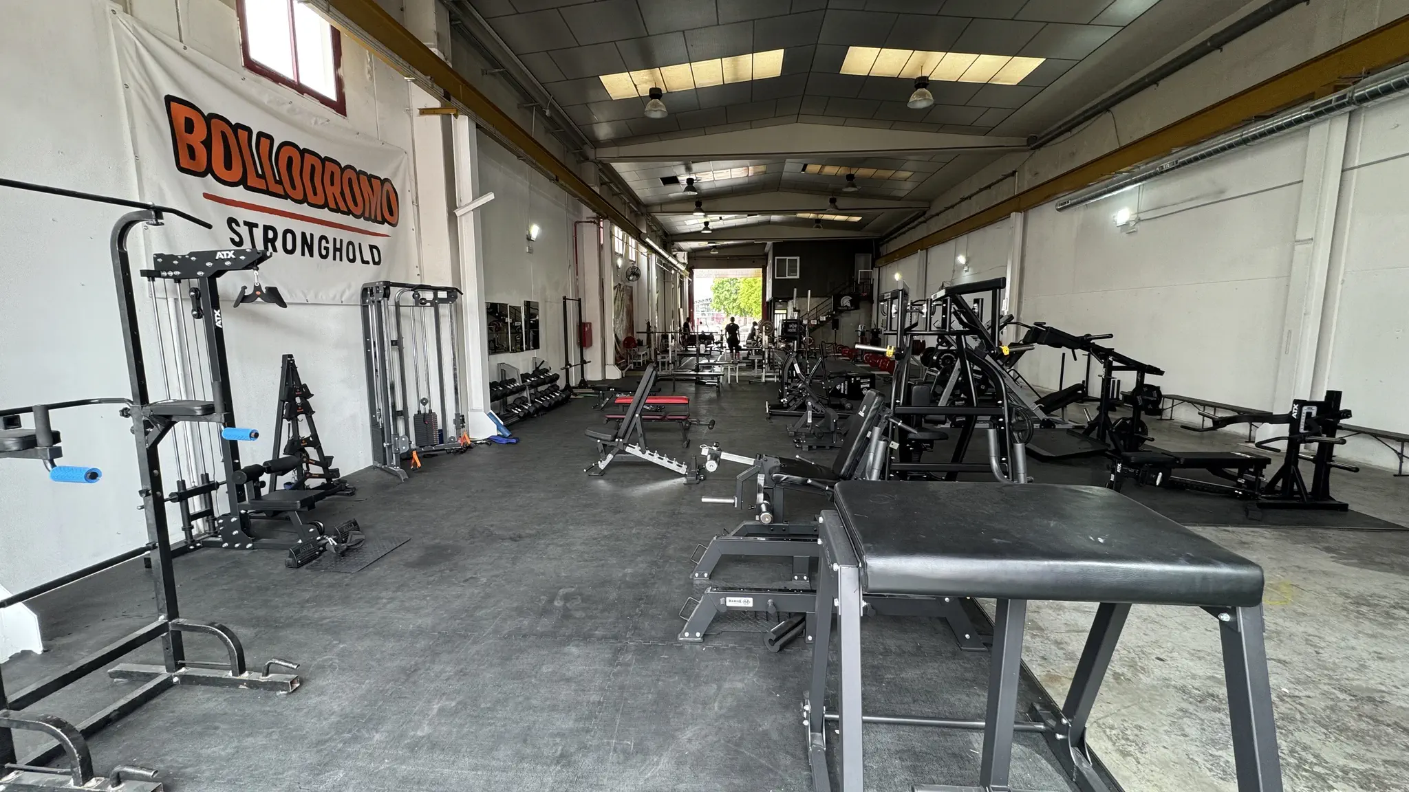 Pasillo de bancos en la sala de entrenamiento del Bollodromo Tarragona