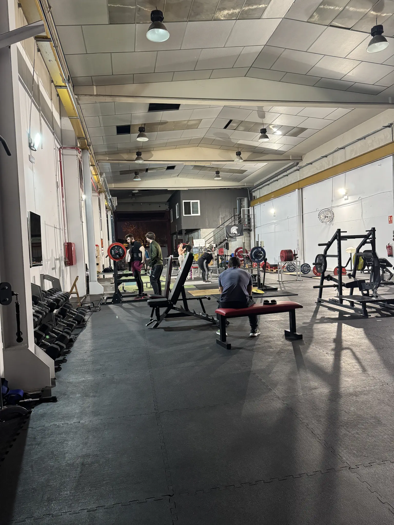 Área de mancuernas y racks en el gimnasio 24h Bollodromo, Tarragona