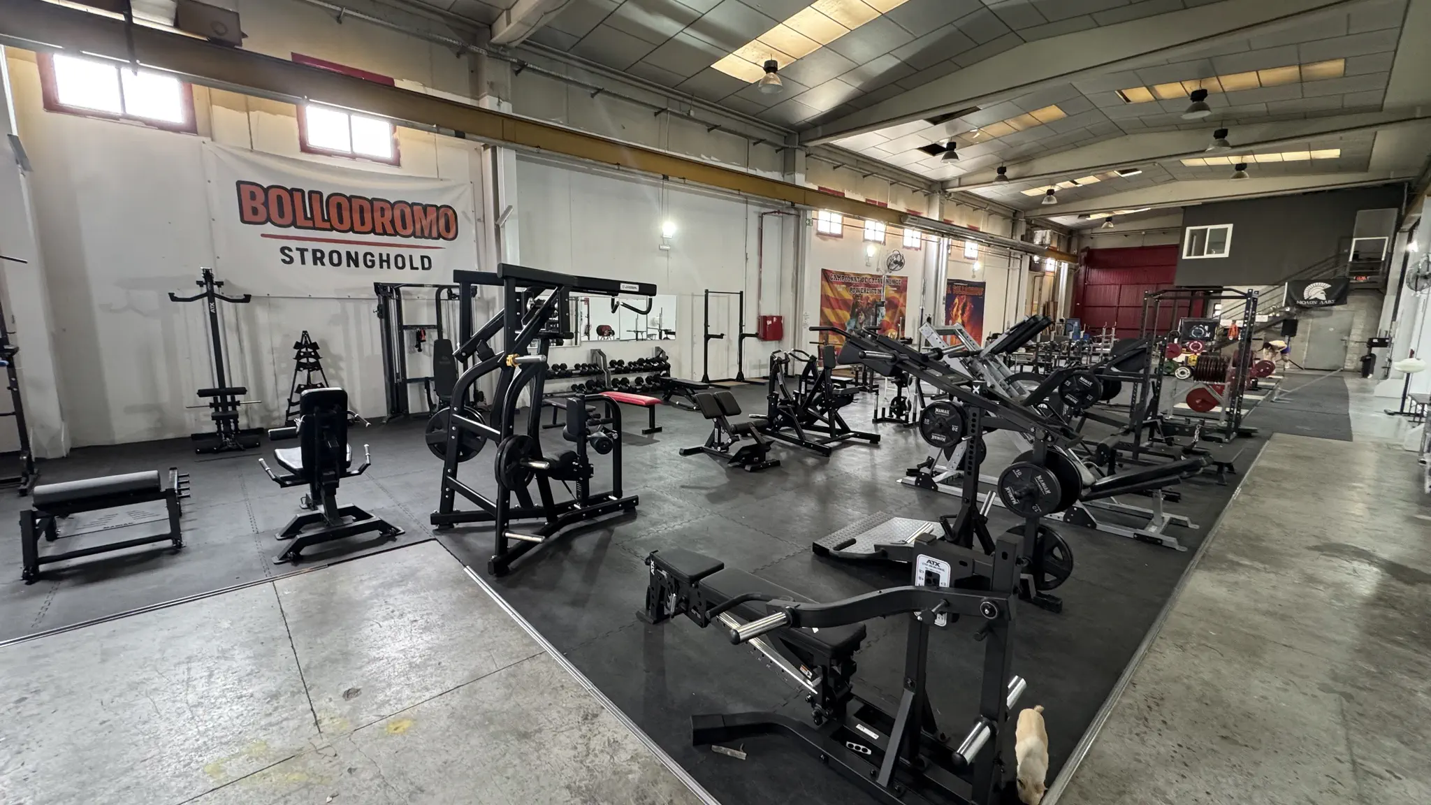 Máquinas de musculación con pancarta Stronghold en Bollodromo Tarragona