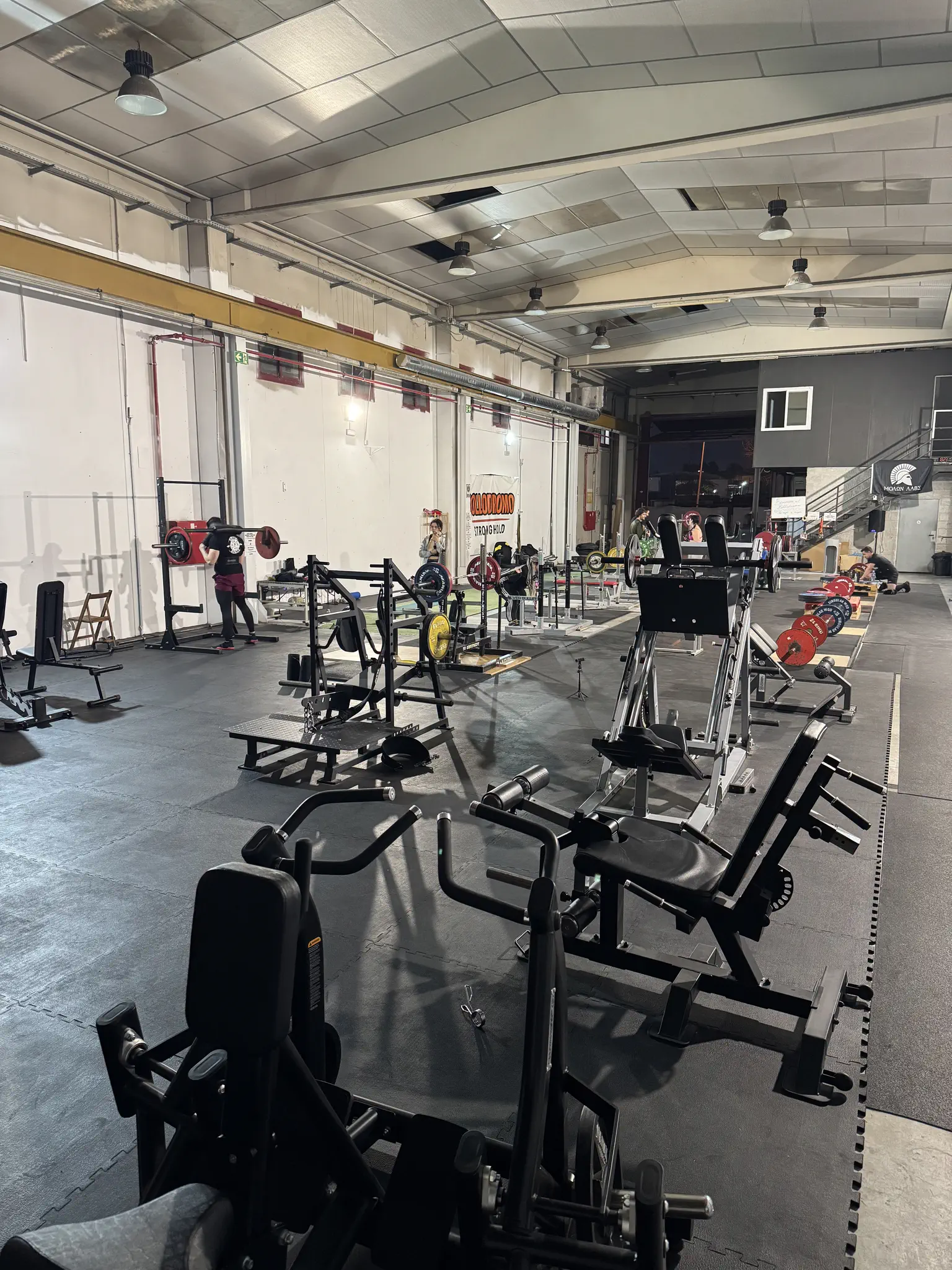 Vista amplia de filas de equipamiento en el gimnasio Bollodromo, Tarragona (cerca de Cambrils)