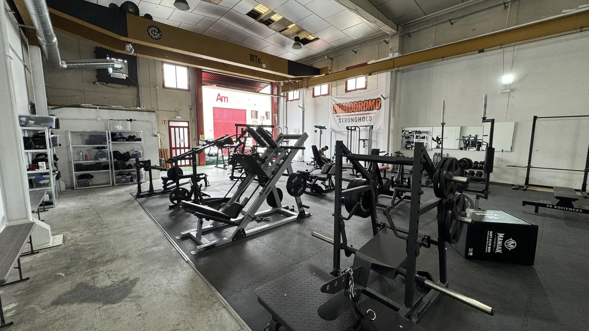 Zona de prensa de piernas y bancos en el gimnasio Bollodromo Tarragona