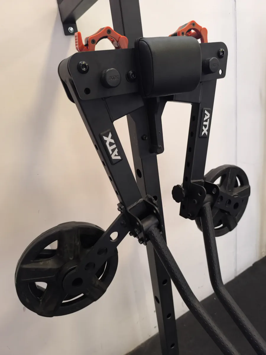 Detalle de la máquina femoral ATX en el gimnasio Bollodromo, Tarragona