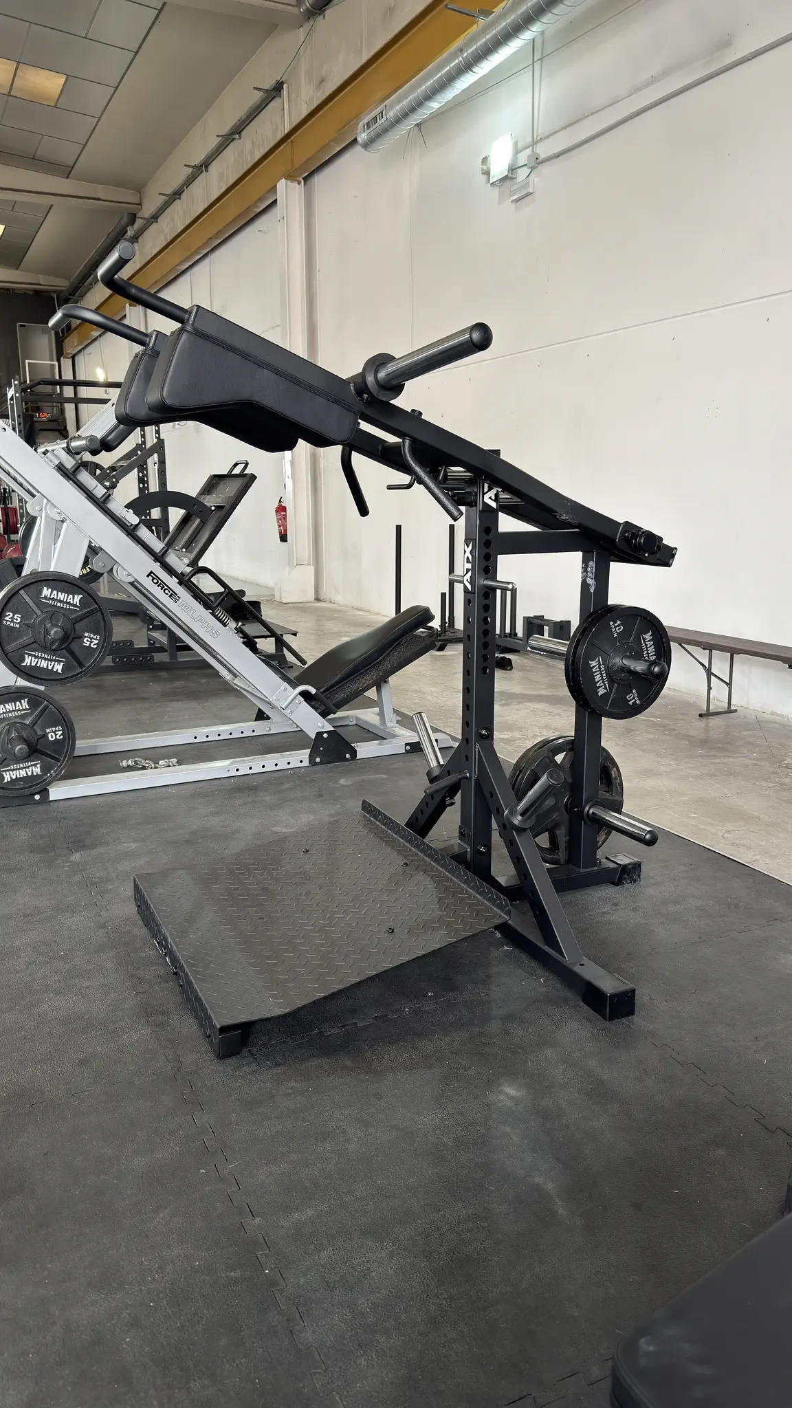 Máquina de sentadilla de discos en el gimnasio Bollodromo Tarragona