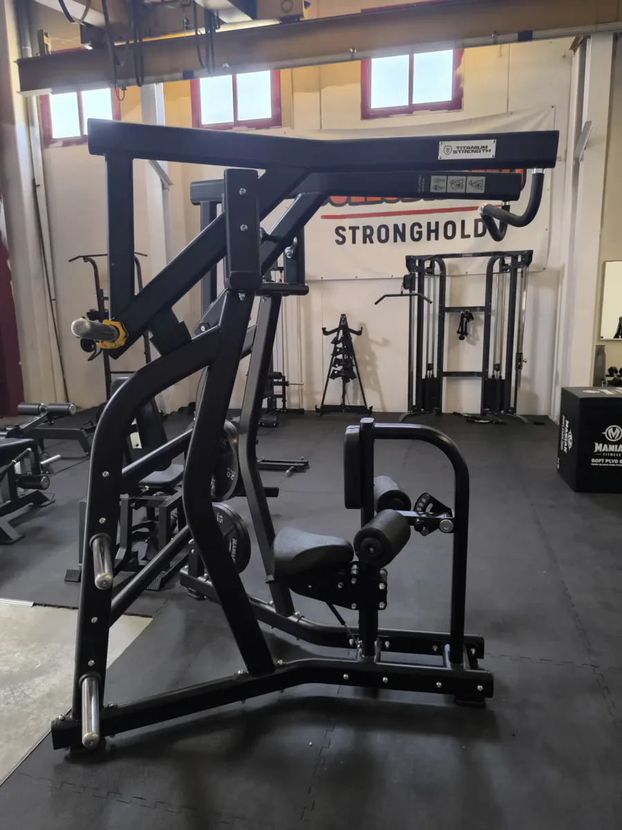 Prensa de pecho Titanium Strength en el gimnasio Bollodromo, Tarragona