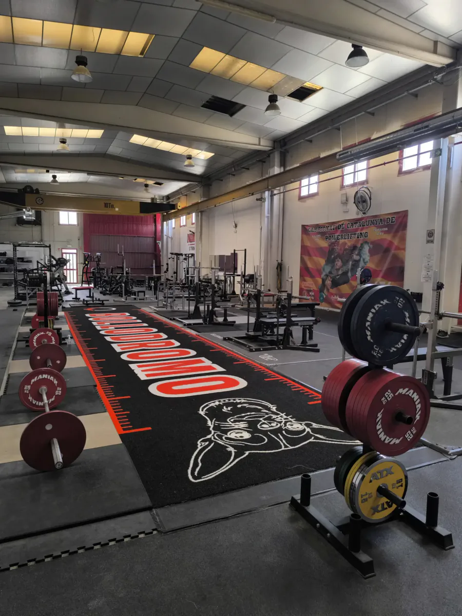 Tarima de powerlifting con logo Bulldog en el Bollodromo, Tarragona