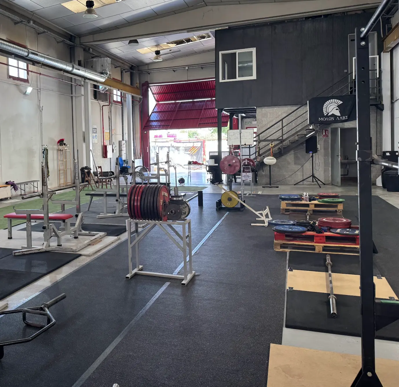 Zona de pesas libres en gimnasio 24/7 Tarragona